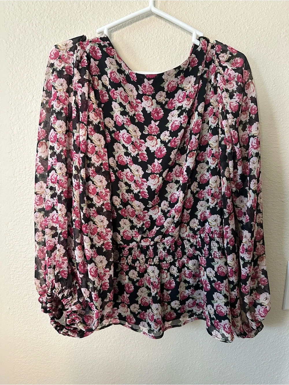 Philosophy women's Floral V-Neck - Black with Pink Roses size L/ NWOT 1008